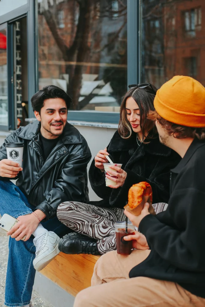 Des amis qui prennent un café